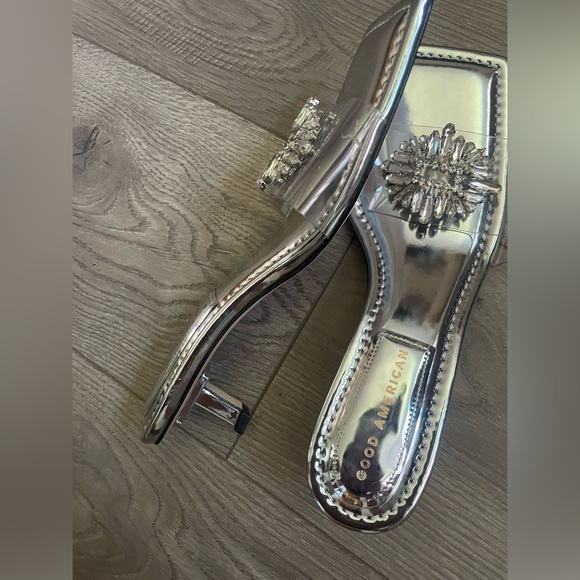 Great pair of kitten heels that you can pair with jeans, skirt or a dress. - Picture 2 of 3